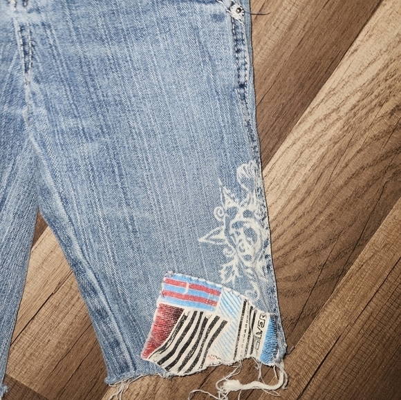 Guess Long Length Denim Red White Blue Distressed Shorts Size 5 - Picture 2 of 6